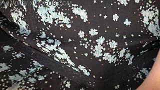 Изневеряваща жена пръсти плодовита путка до интензивен оргазъм