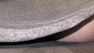 Soția infidelă își degete pizda fertilă până la climax intens