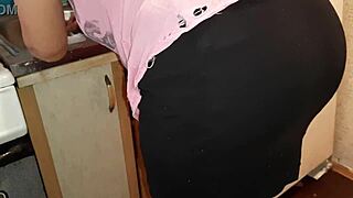 ألمس نفسي خلسة جنب زوجة أبي في المطبخ مخاطرة رهيبة!