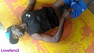 Încerc să ejaculez cu mașina și jucăriile.