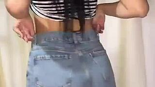 Γδύνομαι στο Σπίτι της Υιοθετημένης Μητέρας Μου