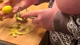 Dickes Milf in Lingerie wichst im Küche mit ihren fetten Naturbrüsten