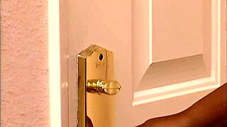 Zwarte grote tieten mama gebogen over grote lul berijden