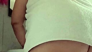 Madura Caliente En La Ducha Se Prepara Para Ir A Coger