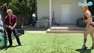 Milf z wielkim tyłkiem zdradza z ogromnym białym kutasem pasierba