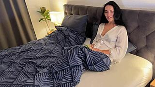 Styvsonson knullar styvmamma på regnig natt