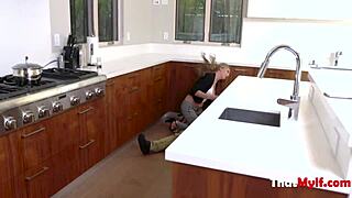 Hei, apa yang terjadi saat ibu tiri menemukan kontol anak tiri lebih hebat dari ayah tiri dalam aksi hardcore?