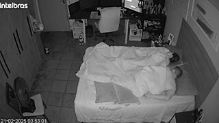 الميليف يتظاهرن بالنسيان يؤدي إلى لعق مؤخرة مجنون