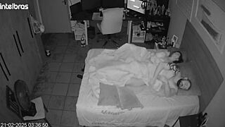 الميليف يتظاهرن بالنسيان يؤدي إلى لعق مؤخرة مجنون