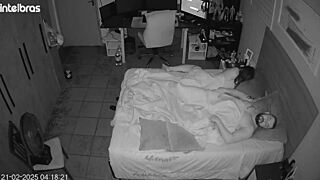 الميليف يتظاهرن بالنسيان يؤدي إلى لعق مؤخرة مجنون