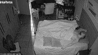 الميليف يتظاهرن بالنسيان يؤدي إلى لعق مؤخرة مجنون