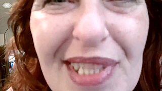 דון ג'ינג'ית עבה מעוקלת מציגה את הגוף ומדברת מלוכלך אליך!