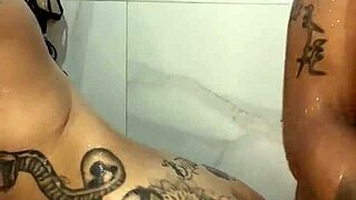 Foda no Banheiro com Morena Rabuda Acaba em Gozada na Cara