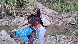 لعق فاكهة عصيرة في الغابة