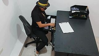 Opphisset latina setter inn analplugg og vil ha hard sex med abonnenter