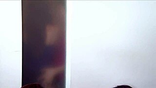 لعبة زجاجة ليزبية فاجرة مع بلاجوب عميق وإصبع. حماة تلحس كس حليق في الملابس الداخلية