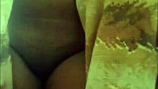 ميليف مثيرة تأخذ حمام استرخاء