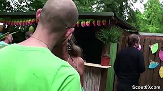 الأم تنيك شاب في حفلة الحديقة