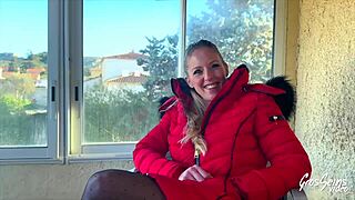 Aurbeaureal, oszałamiająca blond milf, pragnie dwóch masywnych kutasów w grze grupowej