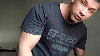 Casa nova trollando minha namorada jogando barata nela