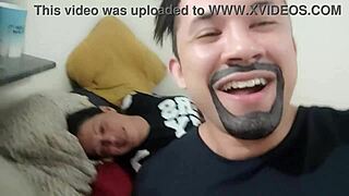 Casa nova trollando minha namorada jogando barata nela