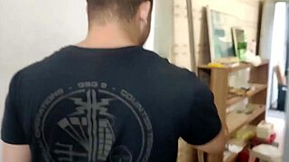 Casa nova trollando minha namorada jogando barata nela