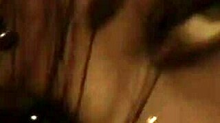 Sexy asijka svléká svůj horký tělo