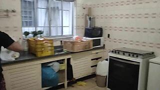 Casa nova trollando minha namorada jogando barata nela