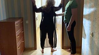 Üvey anne odaya girişi engelledi ki üvey oğul geçemesin, bunun için kıçına ve ağzına yarak aldı