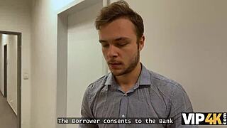 Busty blondynka Karina King używa dużych sztucznych cycków, żeby spłacić dług