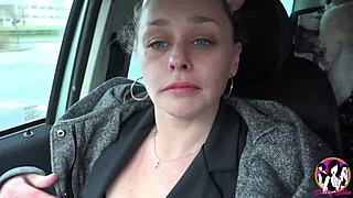 Guarda Questa Milf Bombastica Che Si Fa Scopare il Culo All'Aperto?