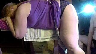 59-летняя шлюха из Теннесси согнута над козлами с крупным планом киски и трахом дилдо