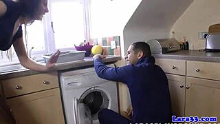 Moi, le plombier effronté, j'ai bien réparé la chatte de la MILF anglaise