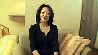 Junko Sakashita die asiatische Mom zeigt Titten auf Straße nach Finger-Action der Jungs