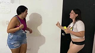 ابنة زوجة لاتينية ترش، تني في سروالها من أصابع وديلدو