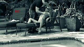 オーブリー・アダムズが屋外で日光の下で擦ってファック