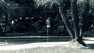 オーブリー・アダムズが屋外で日光の下で擦ってファック