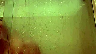 MOTEL MANAGER SPYING on NAKED CURVY LATINA in BATH