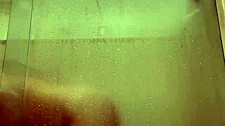 MOTEL MANAGER SPYING on NAKED CURVY LATINA in BATH