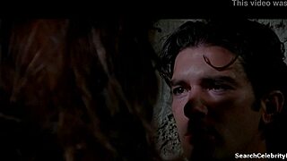 Jennifer Connelly kasih handjob di Love and Shadows 1995