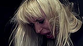 MILF Demi Blue se fait punir sévèrement partie 1 : gifles au visage et fouet jusqu'aux larmes