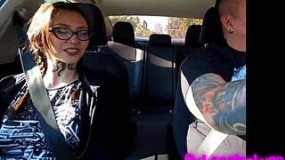 chica tatuada en casting besos y accion caliente en auto al hotel