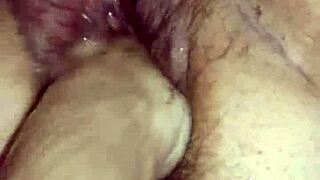 Tykk hårete fitte fist-fucked nærbilde