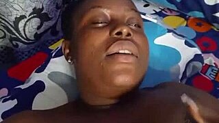 MILF horny jilat sendiri terus dapat kontol hitam besar ngewe