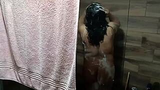 กลับบ้านป้าแล้วเจอป้าอาบน้ำเสียวตัวเองเกือบโดนจับได้