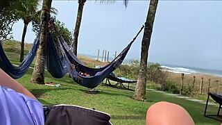 Milf ejaculează pe pula uriașă în public