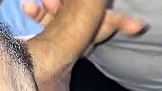 奥さんが友達と電話中に犯される