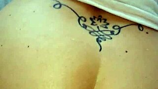 奥さんが友達と電話中に犯される