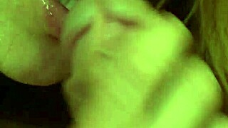 صديقتي تمص زبي وأقذف في فمها