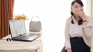 Kembali bergelora isteri enam puluh tahun Harada Kyoko dalam threesome Asia intim.